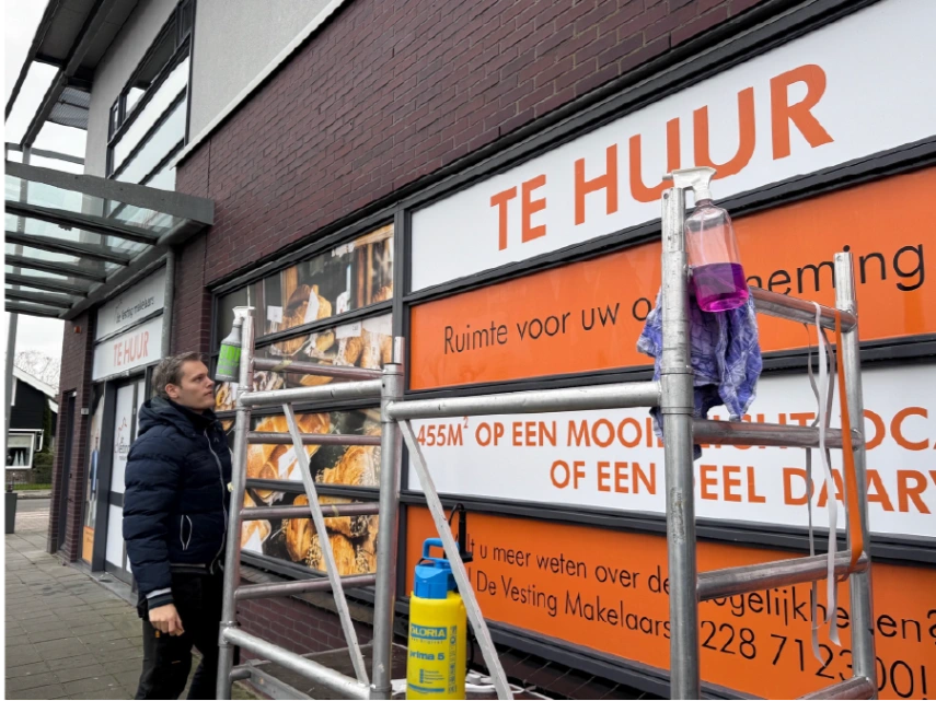 Montage raamfolie bedrijfspand door Sign Company West-Friesland Enkhuizen