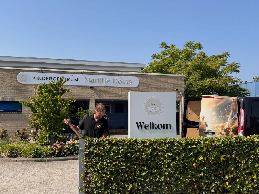 Montage signing kinderopvang met hoogwerker