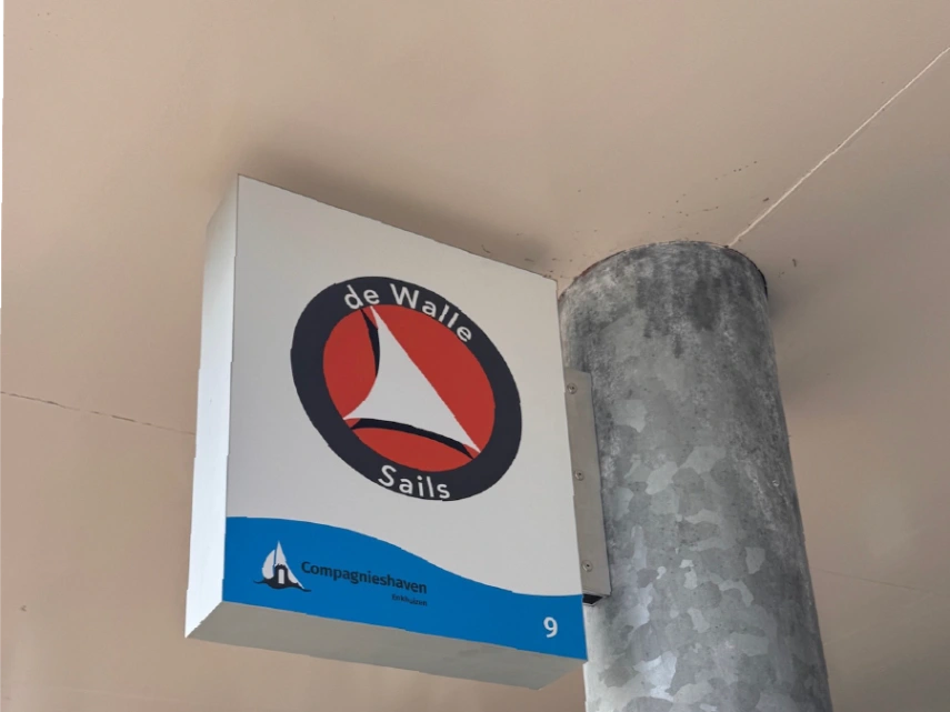 Monteur plaatst gevelletters compagnieshaven - Algemeen Sign Company