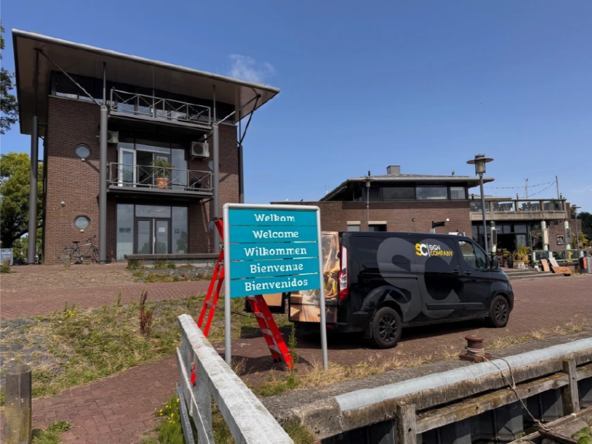 Raamfolie VVV kantoor Enkhuizen - professionele glasbestickering toeristisch informatiepunt