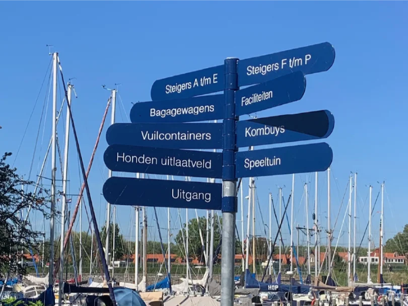 Bewegwijzering borden en zuilen Buyshaven Enkhuizen