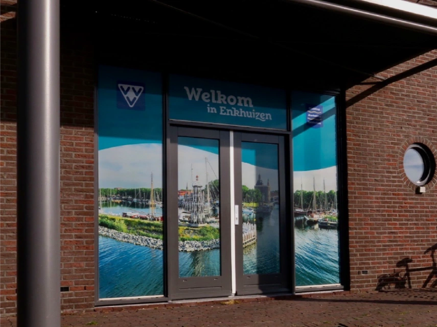 VVV reclame Enkhuizen - professionele signing en raamfolie voor toeristisch informatiepunt West-Friesland