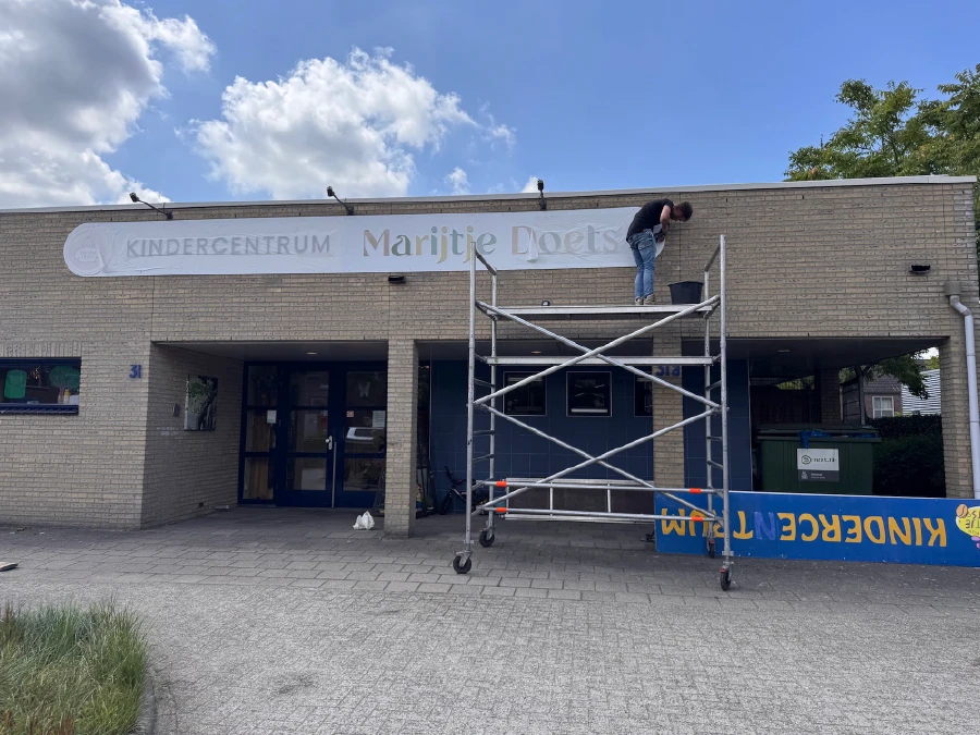 Steigermontage gevelletters BSO Almere
