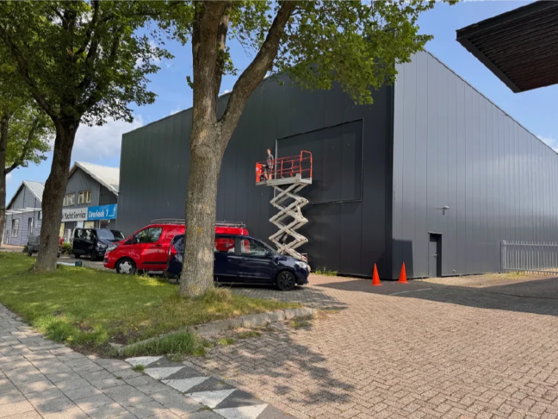 Spandoekframe buiten installatie - professionele montage Sign Company
