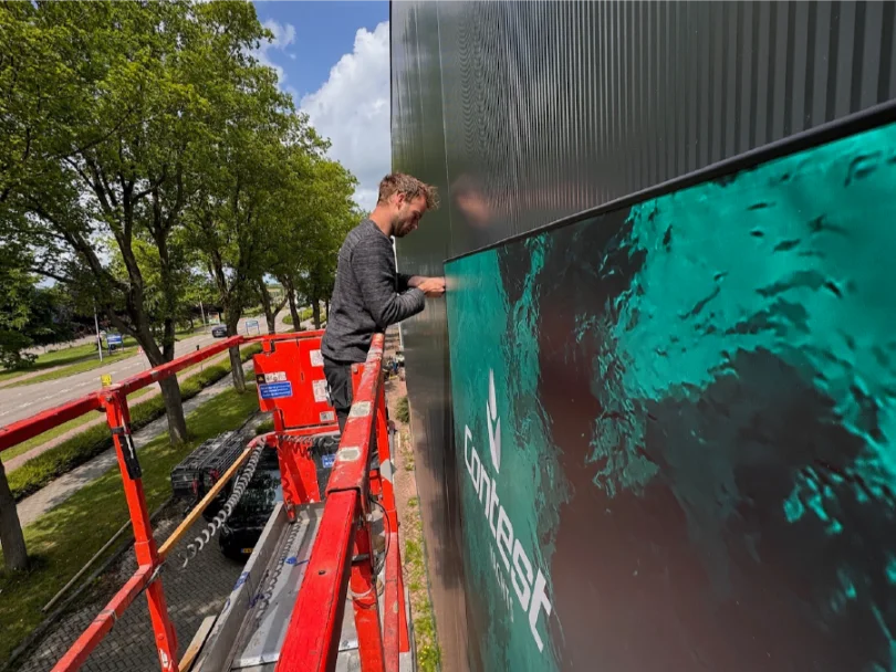 Spandoekframe buitenreclame X-Tens resultaat - strak gespannen reclamedoek met pees