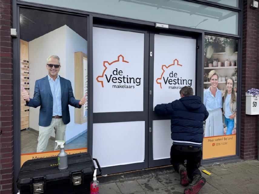 Raamfolie voor vastgoedbeheer en verhuur signing makelaar Enkhuizen Medemblik