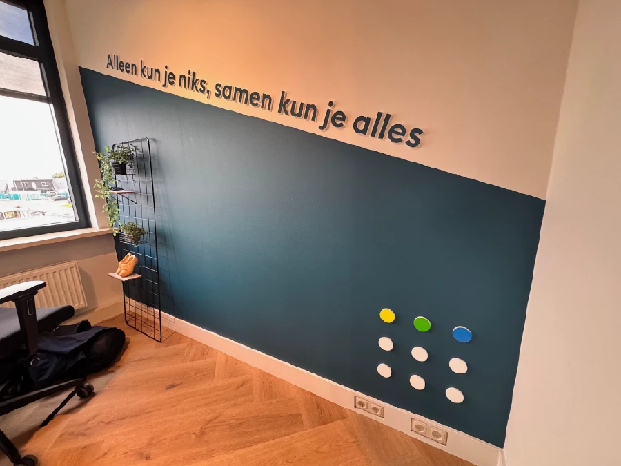 Wayfinding met kleurrijke stippen kantoor bewegwijzering
