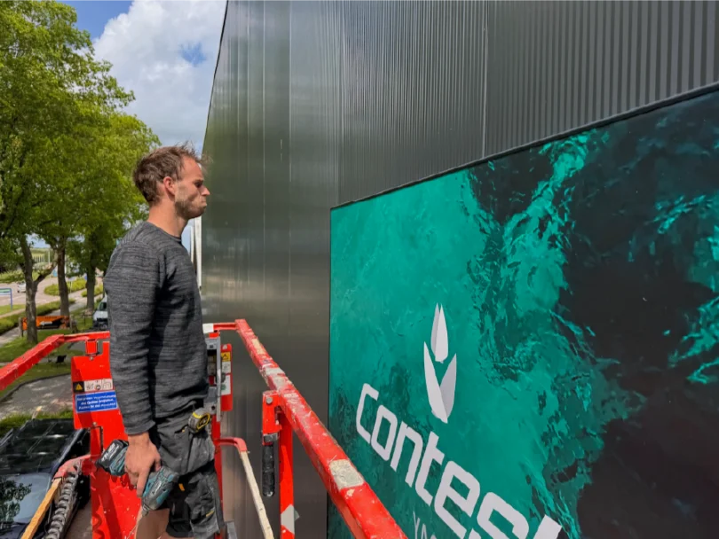 Wisselframe spandoek buitenreclame montage - X-Tens systeem installatie
