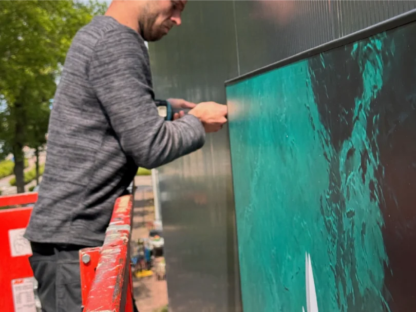 X-Tens frame spandoek spannen door monteur - pees in profiel plaatsen