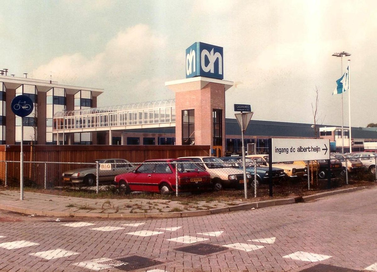 Blauwe Albert Heijn-lichtbak van drie meter op het distributiecentrum in Zwolle