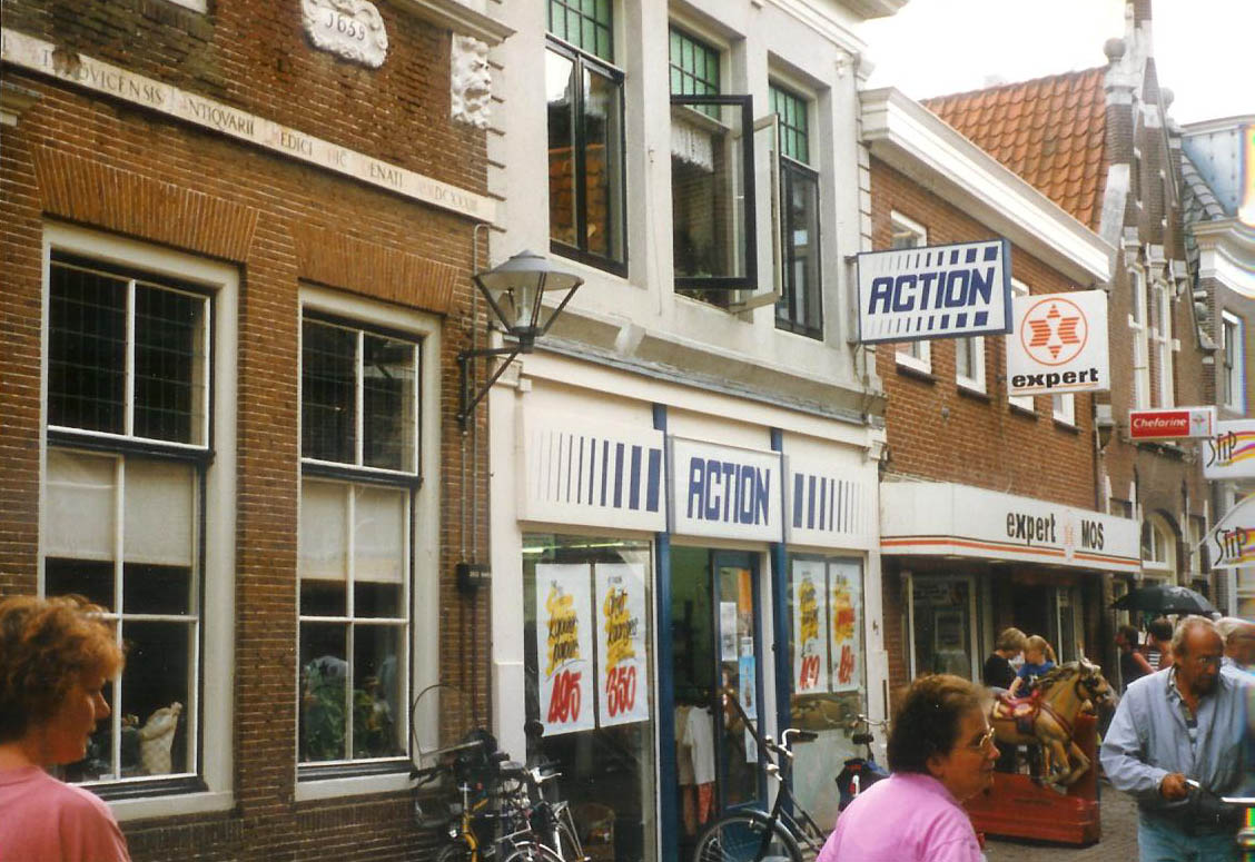 Action in Enkhuizen, een van de eerste vestigingen met signing van Sign Company