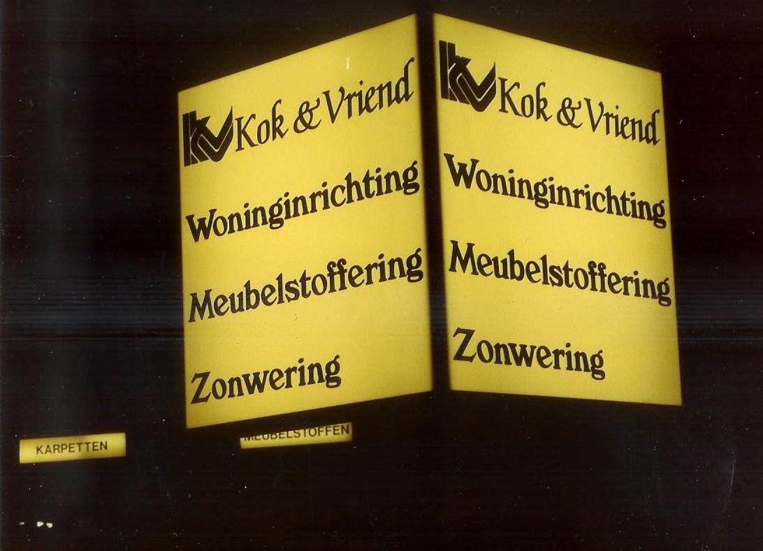 Dubbelzijdige gele lichtbak van Kok & Vriend in Venhuizen