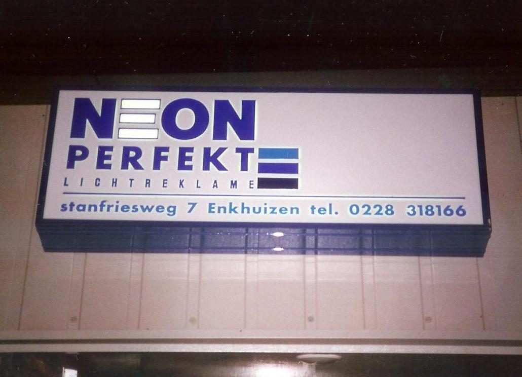 Lichtbak van Neon Perfekt aan de Stanfriesweg in Enkhuizen, 1992