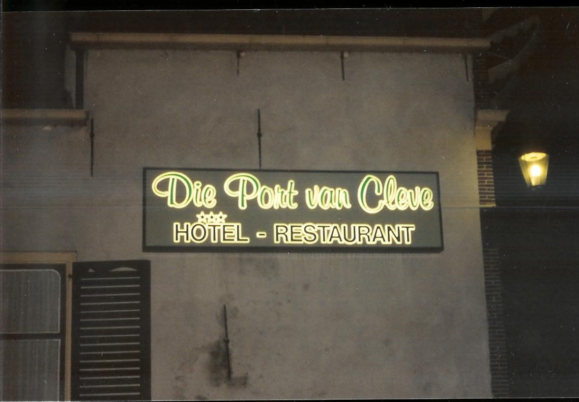 Verlicht bord Die Port van Cleve Hotel Restaurant in Enkhuizen