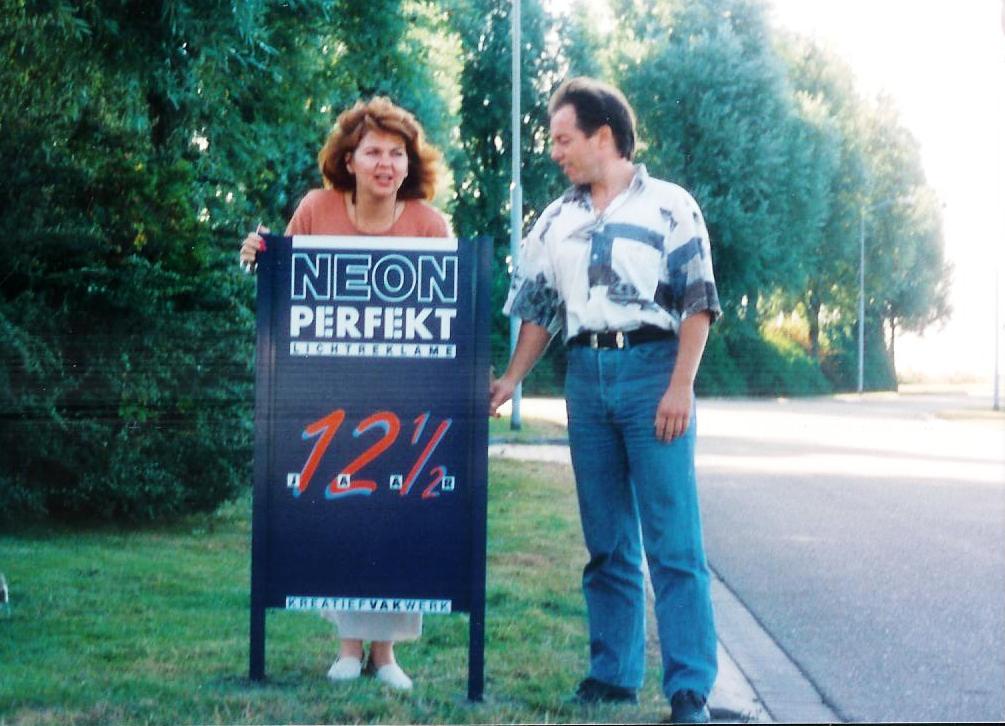 Neon perfekt 12 jaar stanfriesweg - Algemeen Sign Company
