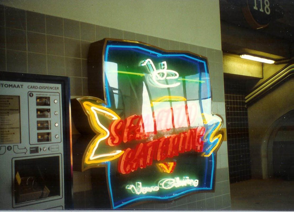 Neonreclame Sea Food Catering met blauwe rand in een tunnel