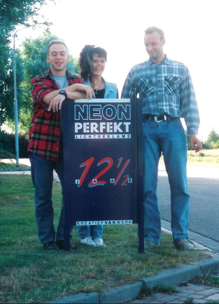 Het team bij het twaalfjarig jubileum van Neon Perfekt