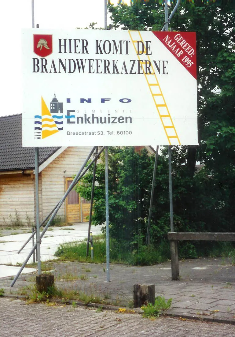 Bouwbord Hier komt de brandweerkazerne op een houten frame