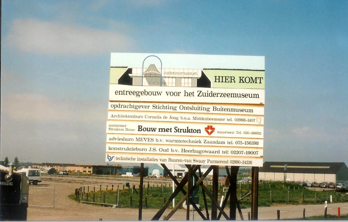 Groot bouwbord voor het nieuwe entreegebouw van het Zuiderzeemuseum