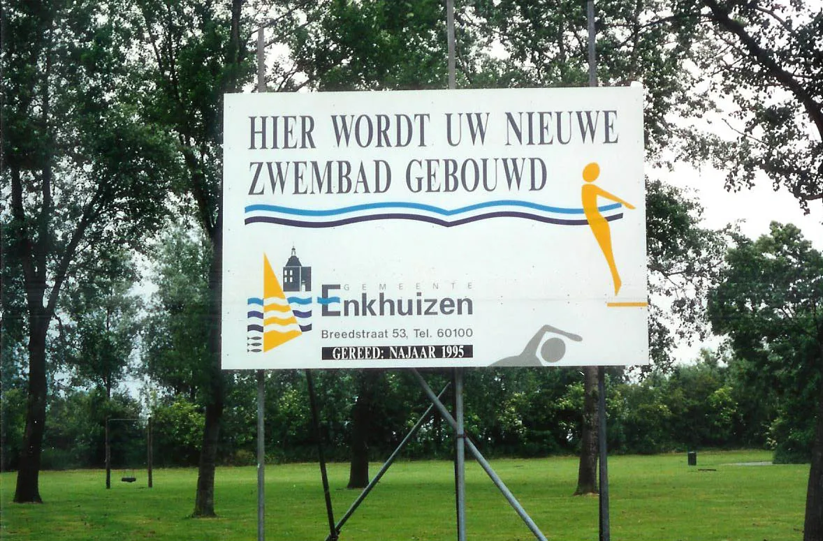 Bouwbord Hier wordt uw nieuwe zwembad gebouwd in een grasveld