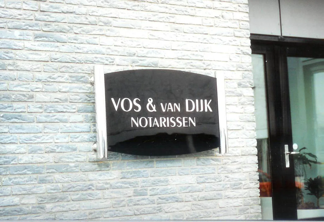 Zwart naambord van Vos & van Dijk Notarissen naast de entree
