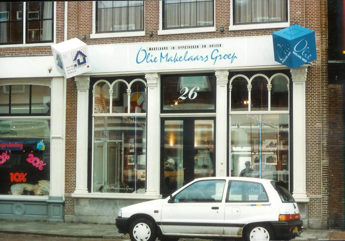 Winkelpui van Olie Makelaars Groep met geveltekst en uithangbord