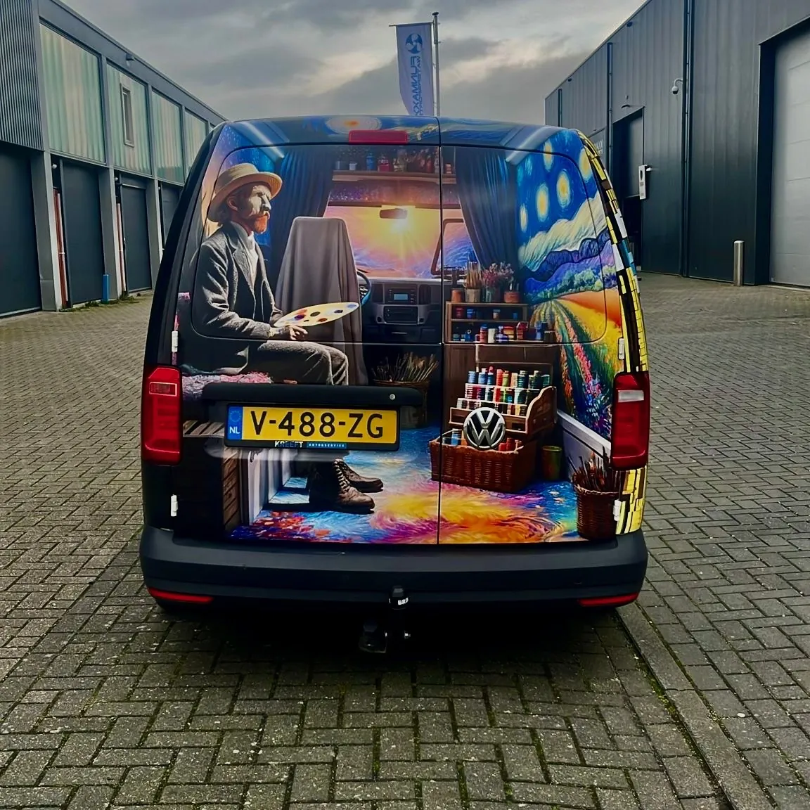 Achterkant van een busje met een kleurrijke wrap in schilderijstijl