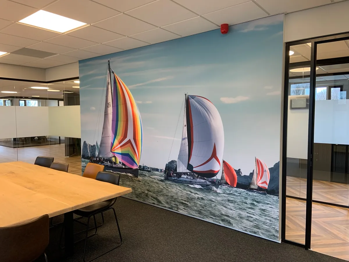 Wandvullende print van zeilboten met kleurrijke spinnakers in een vergaderruimte