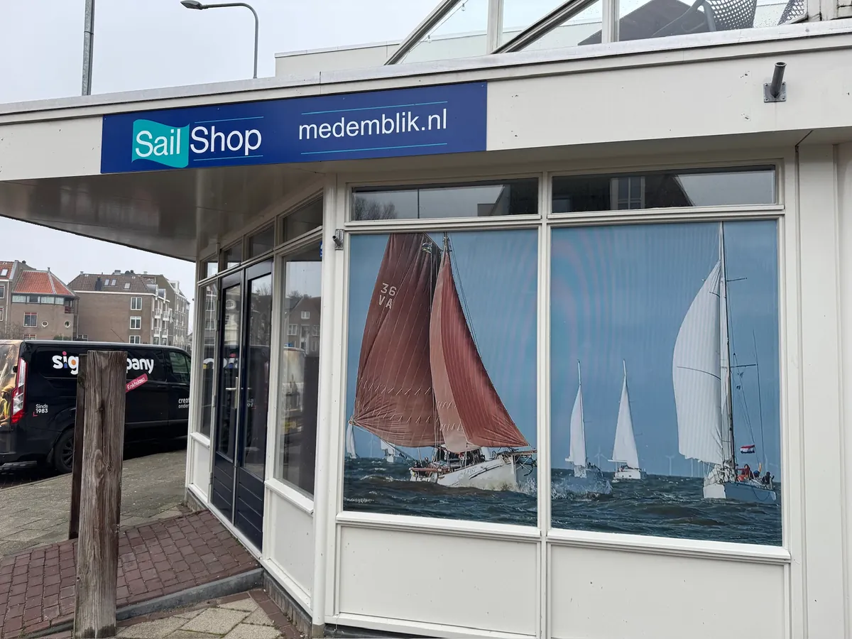 Winkelpui van SailShop met raambeelden van zeilboten