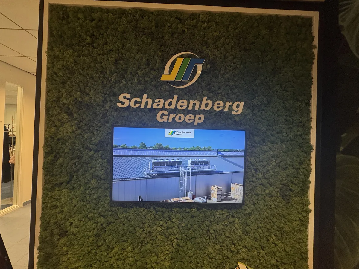 Moswand met het Schadenberg Groep-logo en een ingebouwd scherm