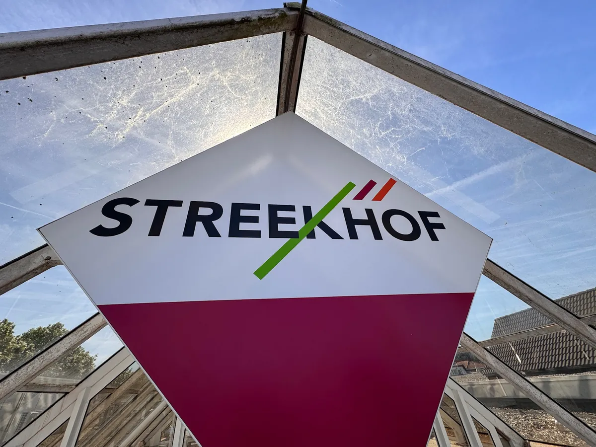Ruitvormig uithangbord met de naam Streekhof, van onderaf gezien