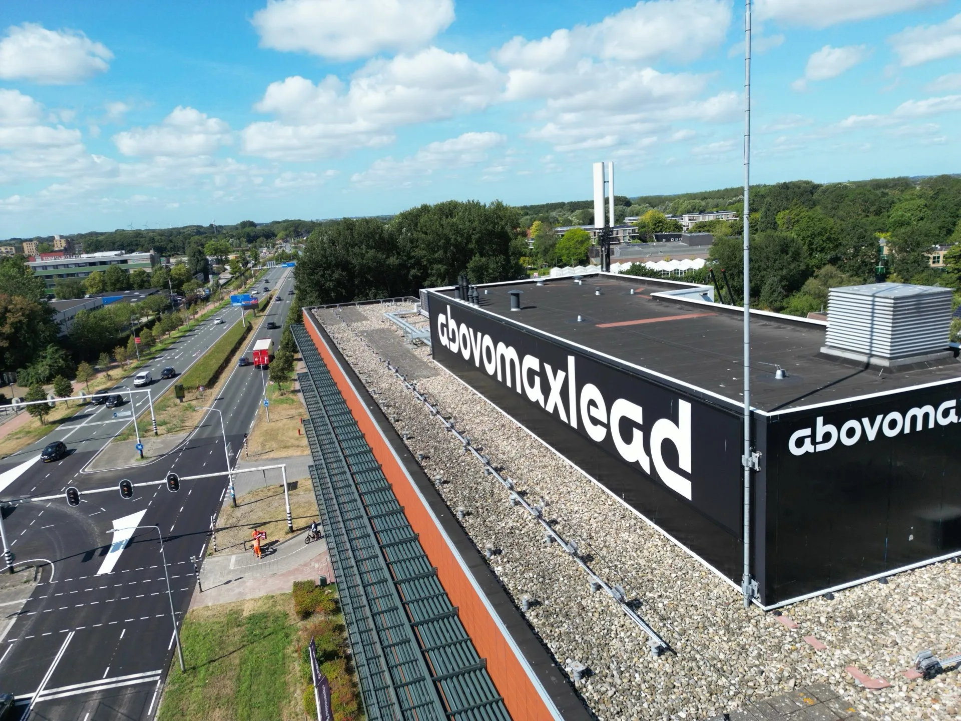 Gevelreclame op het dak van Abovomaxlead in Hoorn, vanuit de lucht