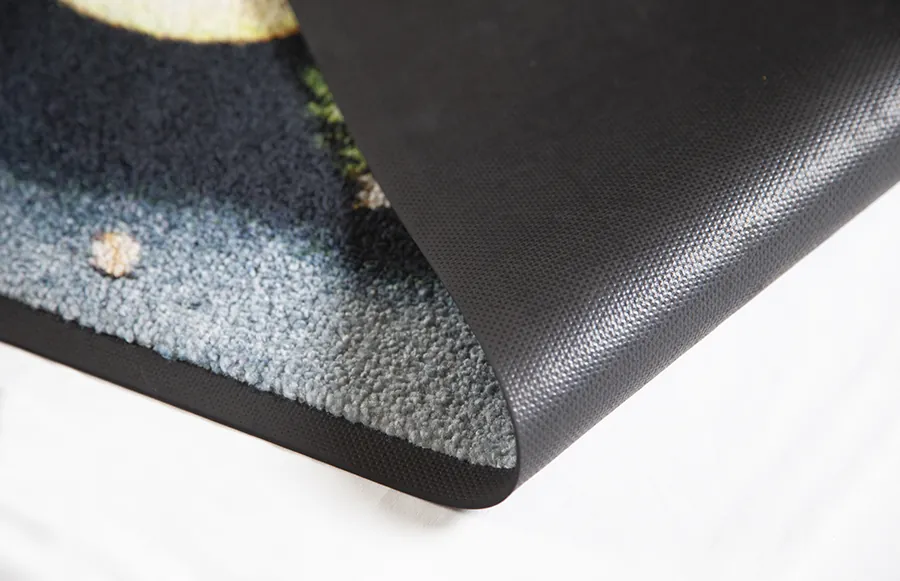 Omgeslagen hoek van een logomat met de nitrilrubber onderlaag en de versterkte rand