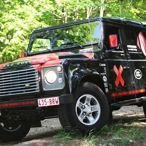 Terreinwagen met grote gekleurde autostickers als campagne-decal