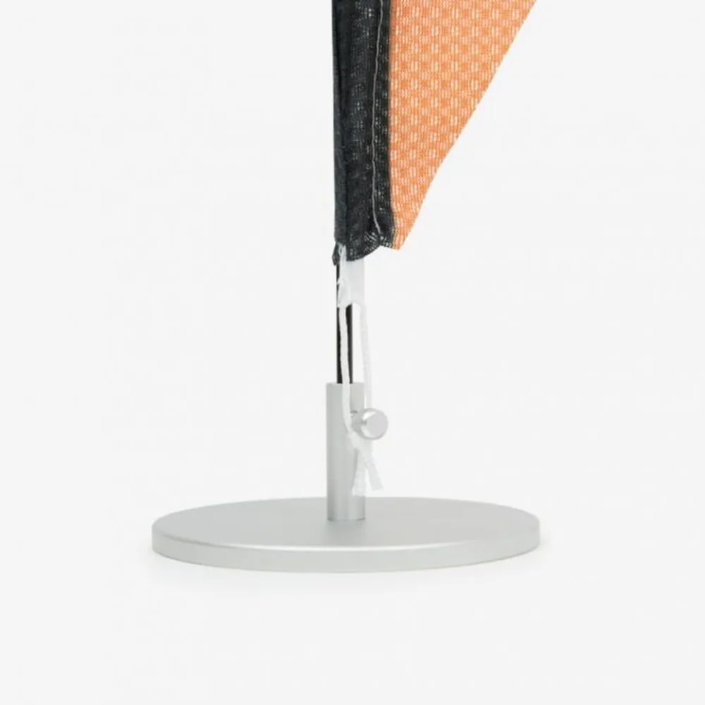 Beachflag Mini, detail van de compacte ronde voet