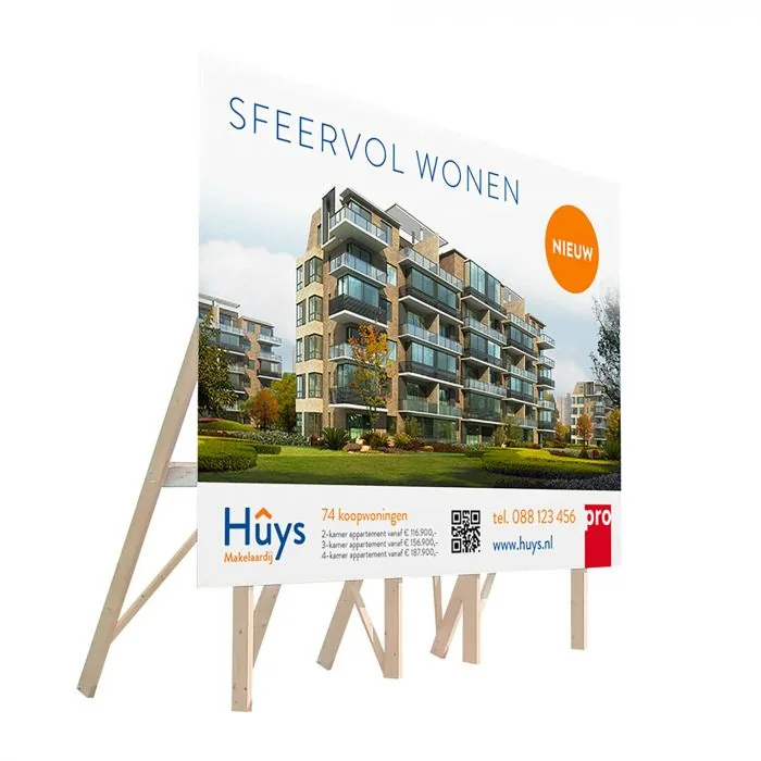 Groot bouwbord op een houten frame bij een bouwproject
