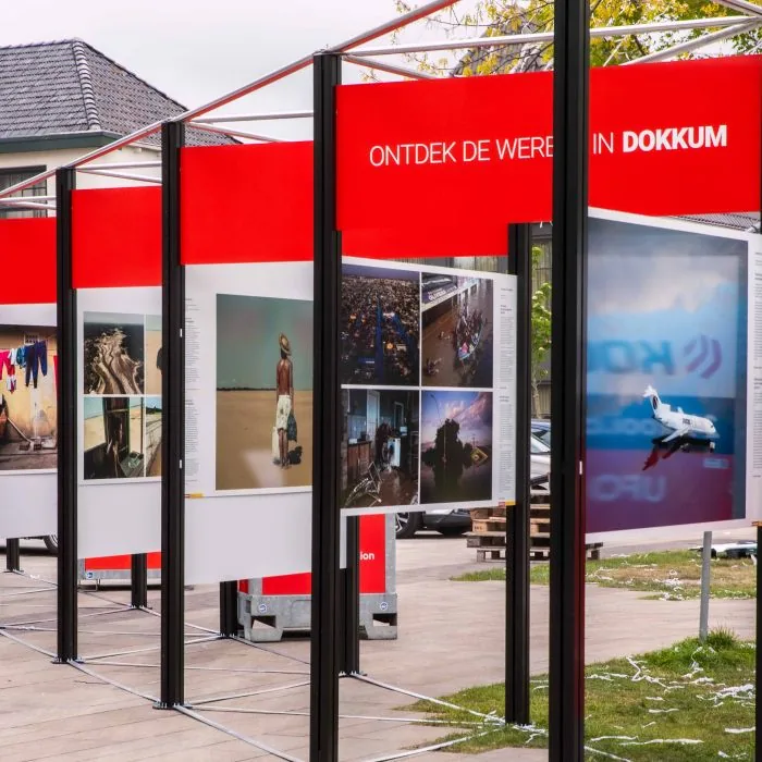 Grote dibond panelen in een buitenexpositie