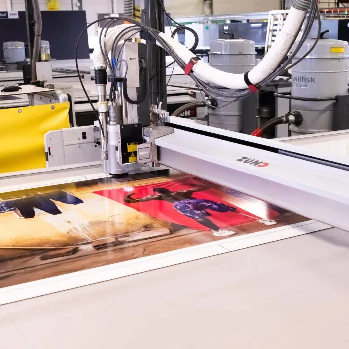 Dibond bord op maat gesneden op de snijtafel