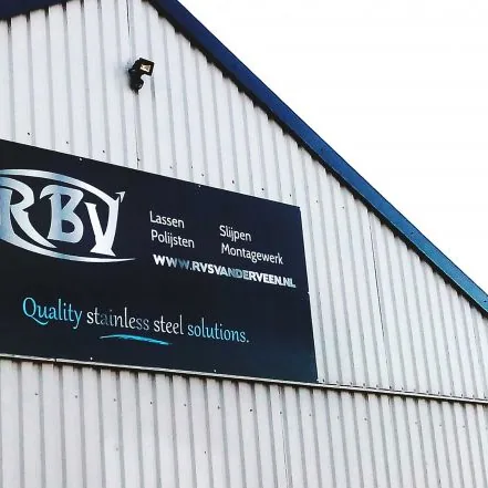 Gevelbord met logo op de gevel van een bedrijfspand