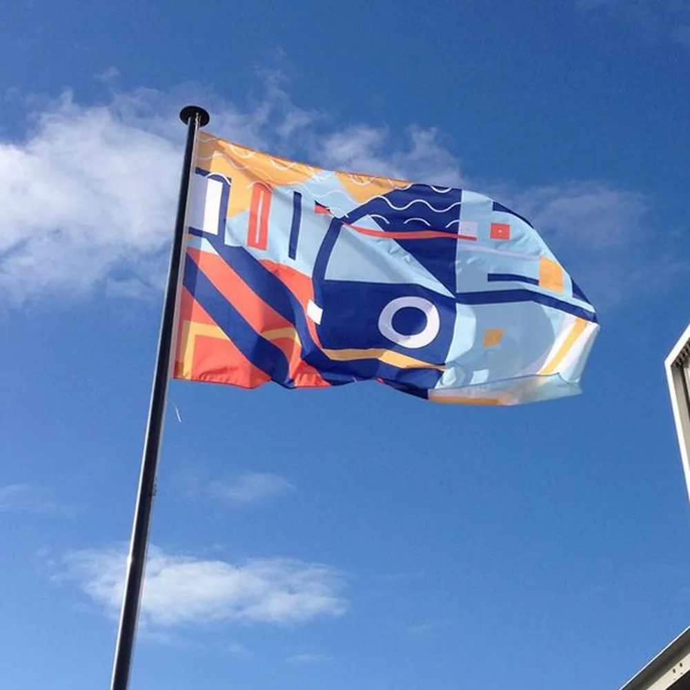 Mastvlag in de wind aan de vlaggenmast