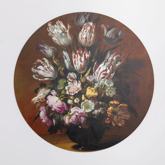 Muurcirkel met een bloemstilleven, gemonteerd als los object aan de muur