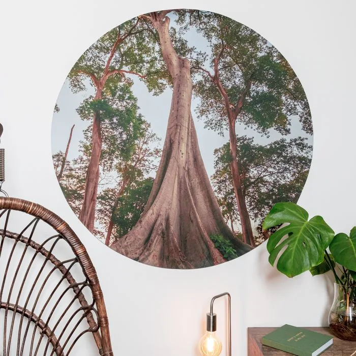 Ronde muursticker met natuurfoto boven een dressoir
