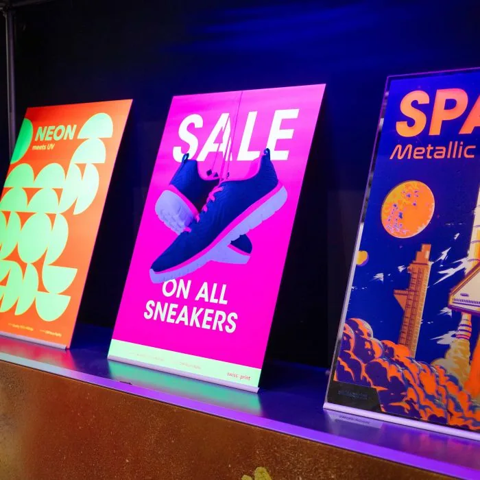 Drie NeonPrint displays met felle neon-kleuren in een showroom
