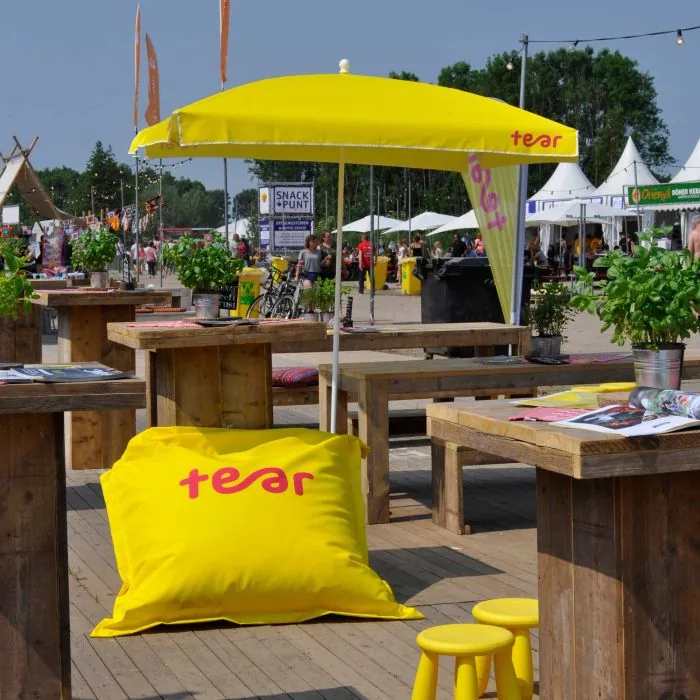 Bedrukte parasol met logo op een terras tijdens een evenement