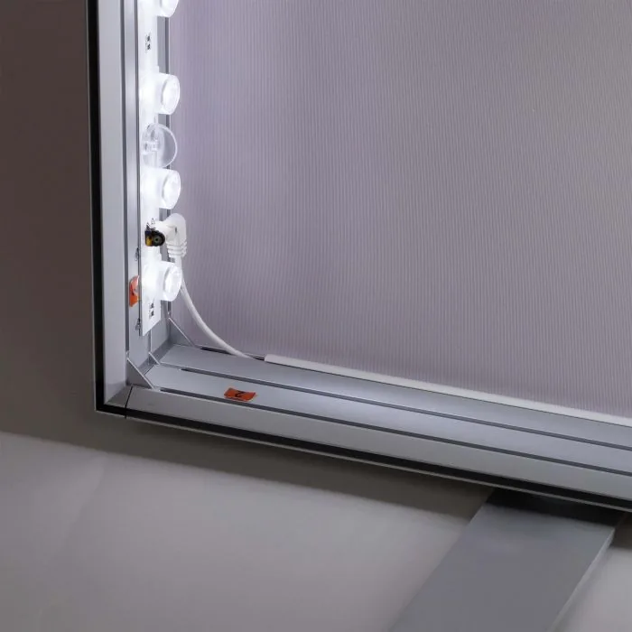 Pop-up LED-frame, detail van de ingebouwde LED-strip in de hoek van het profiel