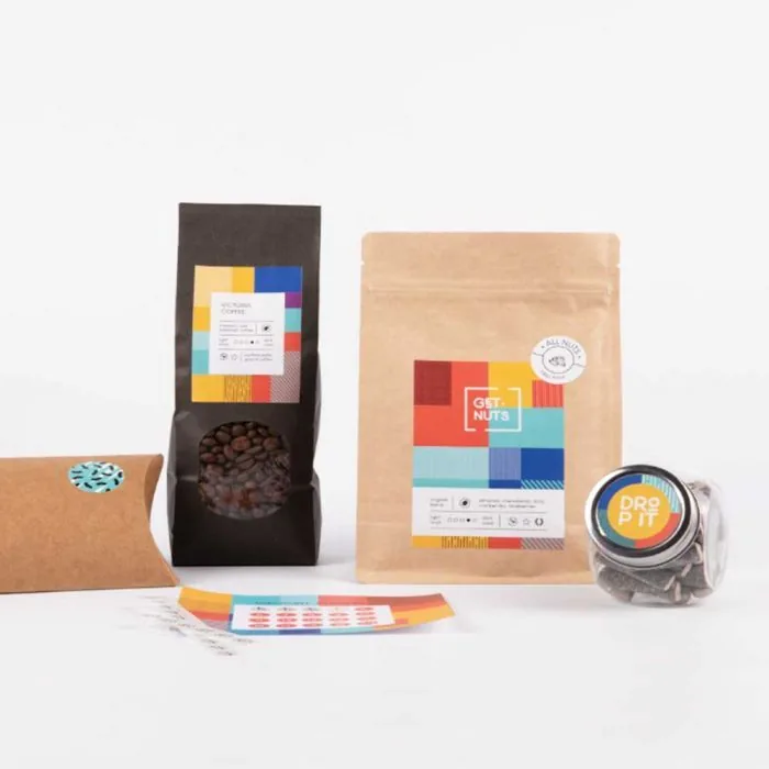 Productstickers op rol toegepast op koffieverpakkingen