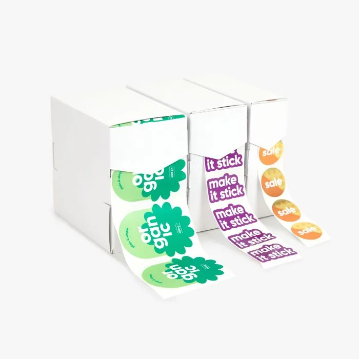 Drie dispenser-dozen met stickers op rol