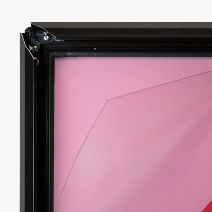 Stoepbord met zwart frame, detail van de hoek