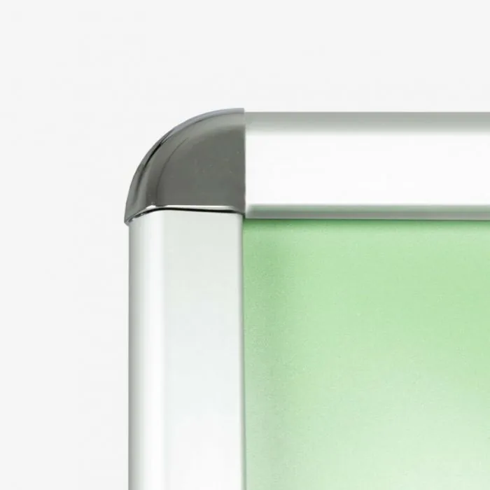 Stoepbord met zilverkleurig aluminium frame, detail van de hoek