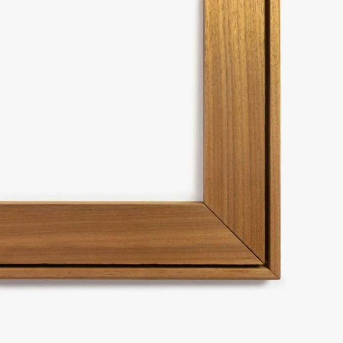 Detail van het houten profiel met een verstekhoek en zichtbare houtnerf